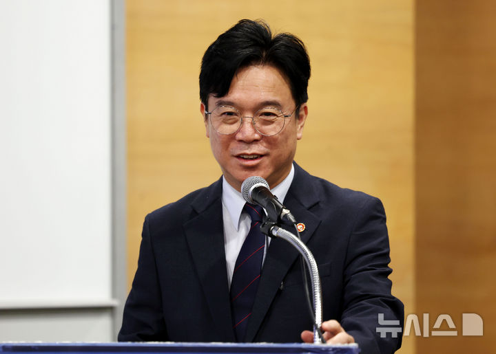 [서울=뉴시스] 홍효식 기자 = 김영훈 고용노동부 장관이 24일 오전 서울 중구 대한상공회의소에서 열린 대한상공회의소 고용노동위원회·경영협의회에서 인사말을 하고 있다. 2025.09.24. yesphoto@newsis.com