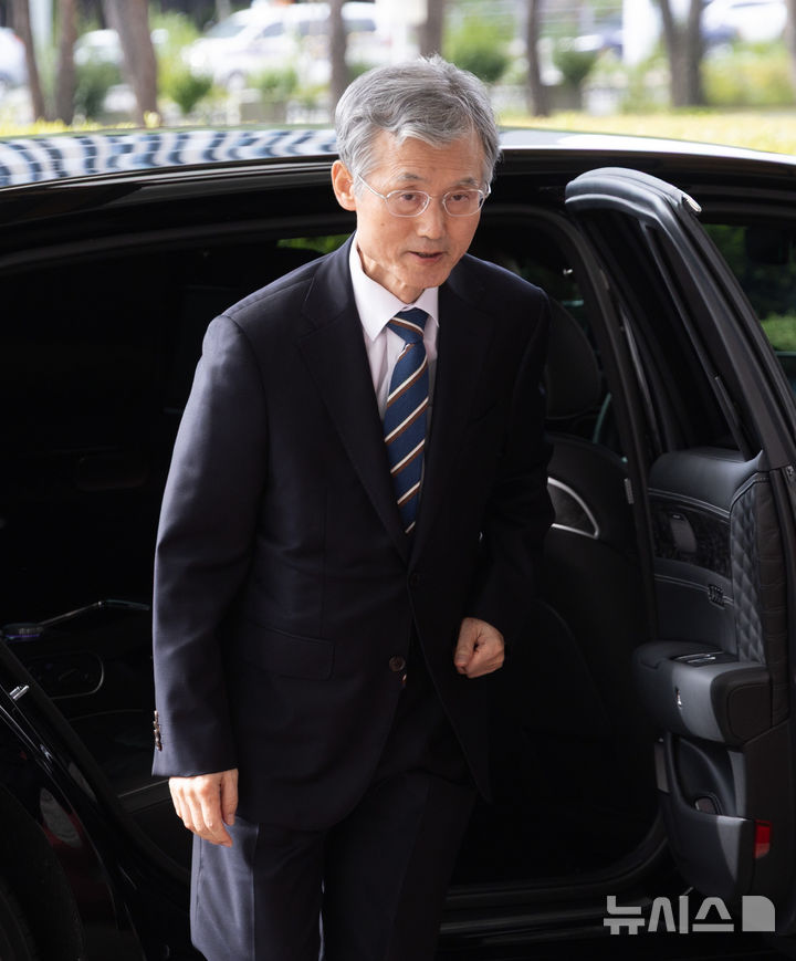 [서울=뉴시스] 황준선 기자 = 조희대 대법원장이 24일 오전 서울 서초구 대법원으로 출근하고 있다. 2025.09.24. hwang@newsis.com