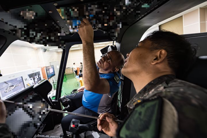 [서울=뉴시스] 육군은 지난 22일부터 오는 26일까지 충남 논산 육군항공학교에서 '육군 국제과정 수리온 정비 교육'을 실시한다. 이번 교육은 대이라크 수리온 수출계약에 따른 것으로 육군은 한국항공우주산업의 요청에 따라 이라크 교육생들에 대한 실습교육을 지원하고 있다. 사진은 이라크 교육생이 한국군 교관으로부터 수리온 정비 및 운용 노하우를 전수받고 있다. (사진=육군 제공) 2025.09.24. photo@newsis.com *재판매 및 DB 금지