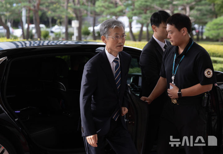 [서울=뉴시스] 황준선 기자 = 조희대 대법원장이 24일 오전 서울 서초구 대법원으로 출근하고 있다. 2025.09.24. hwang@newsis.com