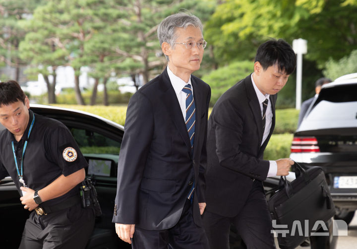 [서울=뉴시스] 황준선 기자 = 조희대 대법원장이 24일 오전 서울 서초구 대법원으로 출근하고 있다. 2025.09.24. hwang@newsis.com