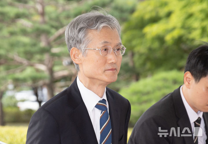 [서울=뉴시스] 황준선 기자 = 조희대 대법원장이 지난달 24일 오전 서울 서초구 대법원으로 출근하고 있다. 2025.09.24. hwang@newsis.com