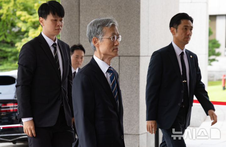 [서울=뉴시스] 황준선 기자 = 조희대 대법원장이 24일 오전 서울 서초구 대법원으로 출근하고 있다. 2025.09.24. hwang@newsis.com