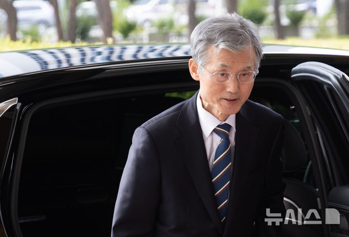 [서울=뉴시스] 황준선 기자 = 조희대 대법원장이 24일 오전 서울 서초구 대법원으로 출근하고 있다. 2025.09.24. hwang@newsis.com