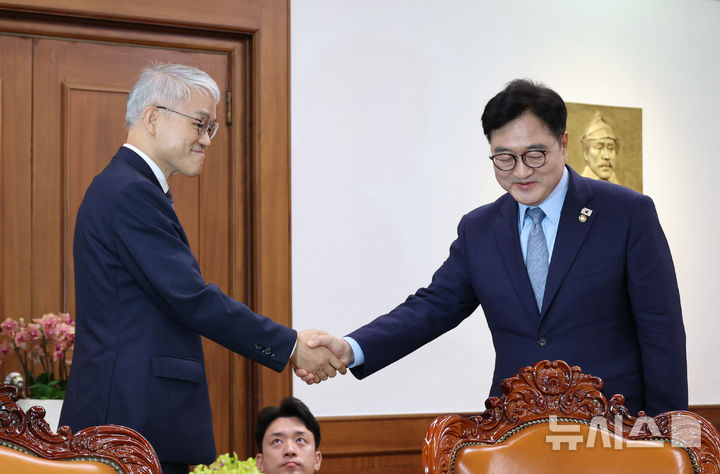 [서울=뉴시스] 김금보 기자 = 우원식 국회의장이 24일 오전 서울 여의도 국회에서 천대엽 법원행정처장의 예방을 받으며 악수하고 있다. 2025.09.24. kgb@newsis.com