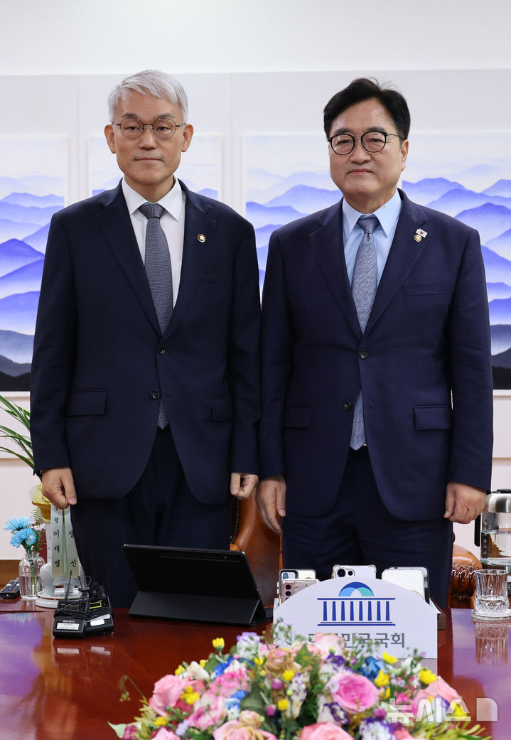 [서울=뉴시스] 김금보 기자 = 우원식 국회의장이 24일 오전 서울 여의도 국회에서 천대엽 법원행정처장의 예방을 받으며 기념촬영을 하고 있다. 2025.09.24. kgb@newsis.com