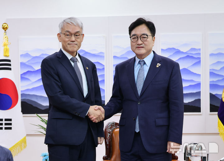 [서울=뉴시스] 김금보 기자 = 우원식 국회의장이 24일 오전 서울 여의도 국회에서 천대엽 법원행정처장의 예방을 받으며 기념촬영을 하고 있다. 2025.09.24. kgb@newsis.com