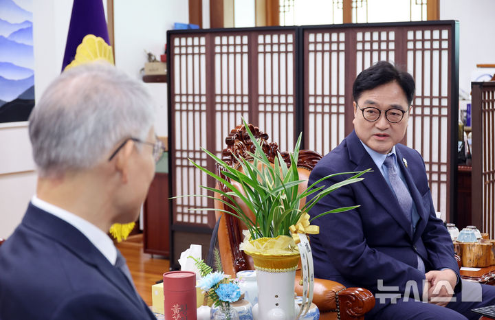 [서울=뉴시스] 김금보 기자 = 우원식 국회의장이지난&nbsp; 24일 오전 서울 여의도 국회에서 천대엽 법원행정처장의 예방을 받으며 발언을 하고 있다. 2025.09.24. kgb@newsis.com