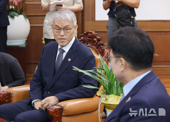 [서울=뉴시스] 김금보 기자 = 천대엽 법원행정처장이 24일 오전 서울 여의도 국회에서 우원식 국회의장을 예방해 발언을 하고 있다. 2025.09.24. kgb@newsis.com