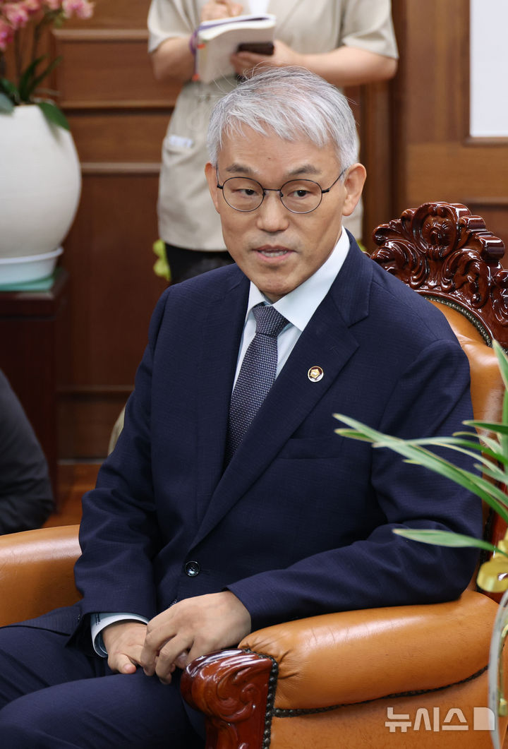 [서울=뉴시스] 김금보 기자 = 천대엽 법원행정처장이 24일 오전 서울 여의도 국회에서 우원식 국회의장을 예방해 발언을 하고 있다. 2025.09.24. kgb@newsis.com