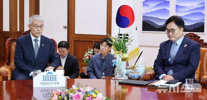 [서울=뉴시스] 김금보 기자 = 천대엽 법원행정처장이 24일 오전 서울 여의도 국회에서 우원식 국회의장을 예방해 발언을 하고 있다. 2025.09.24. kgb@newsis.com