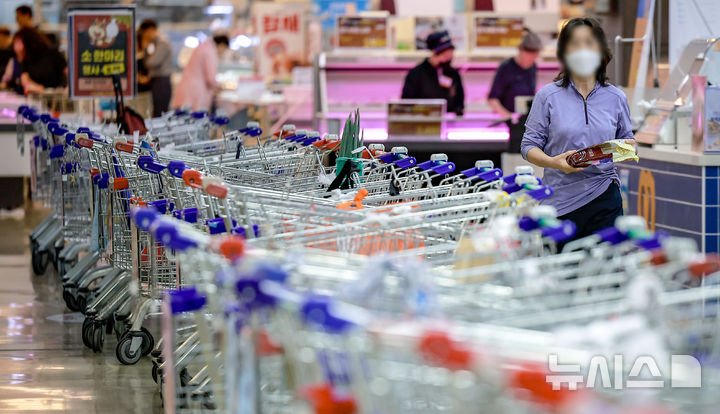 [서울=뉴시스] 정병혁 기자 = 24일 서울시내 대형마트에 고기를 구매하려는 카트가 줄 지어 서 있다. 한국은행이 발표한 '소비자동향조사' 결과에 따르면 9월 소비자심리지수는 110.1로 8월(111.4)보다 1.3포인트 떨어졌다. 소비자심리지수는 올해 4월 이후 오름세를 지속했지만 미국 관세 부과와 건설경기에 관한 우려 등으로 6개월 만에 하락전환했다. 2025.09.24. jhope@newsis.com