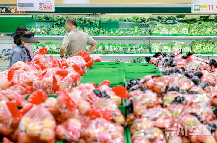 [서울=뉴시스] 정병혁 기자 = 24일 서울시내 대형마트를 찾은 시민들이 장을 보고 있다. 2025.09.24. jhope@newsis.com