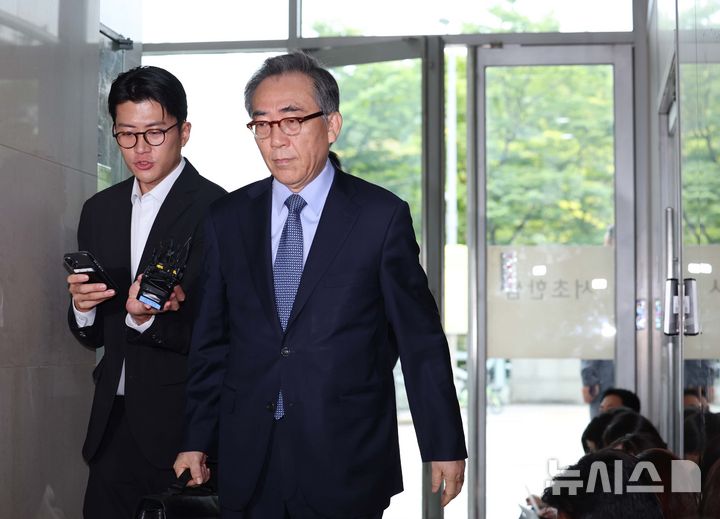 [서울=뉴시스] 조성우 기자 = 조태열 전 외교부 장관이 24일 오전 서울 서초구 순직 해병 특별검사팀 사무실에서 피의자 소환 조사를 받기 위해 출석하고 있다. 2025.09.24. xconfind@newsis.com