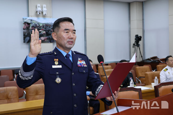 [서울=뉴시스] 김금보 기자 = 진영승 합참의장 후보자가 24일 오전 서울 여의도 국회에서 열린 국방위원회 인사청문회에서 선서를 하고 있다. 2025.09.24. kgb@newsis.com