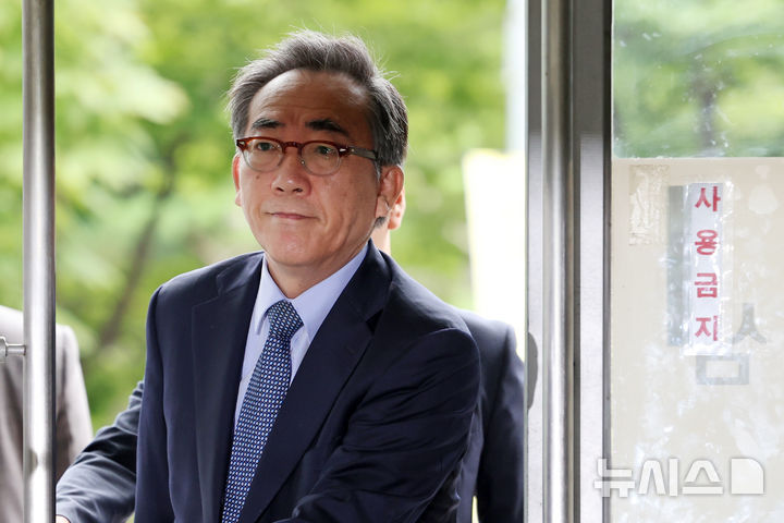 [서울=뉴시스] 조성우 기자 = 조태열 전 외교부 장관이 24일 오전 서울 서초구 순직 해병 특별검사팀 사무실에서 피의자 소환 조사를 받기 위해 출석하고 있다. 2025.09.24. xconfind@newsis.com