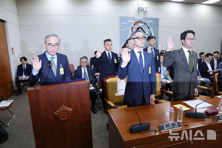 [서울=뉴시스] 김명년 기자 = 김영섭 KT 대표이사가 24일 오전 서울 여의도 국회 과학기술정보방송통신위원회 전체회의에서 선서하고 있다. 왼쪽부터 김 대표이사, 윤종하 MBK 파트너스 부회장, 조좌진 롯데카드 대표이사. 2025.09.24. kmn@newsis.com