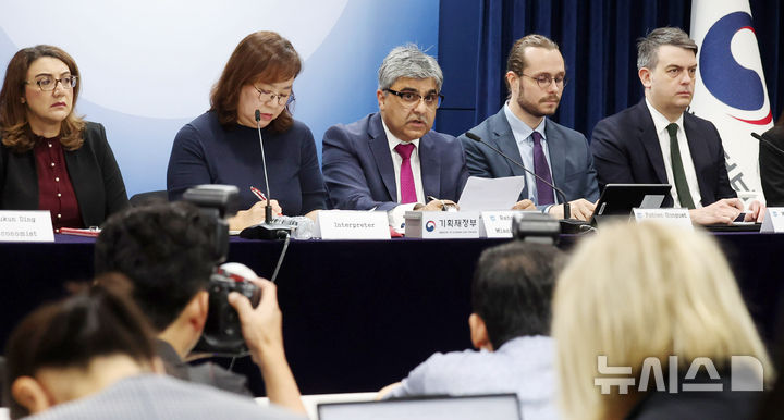 [서울=뉴시스] 추상철 기자 = 라훌 아난드( 왼쪽 세번째) IMF 한국 미션단장이 24일 오전 서울 종로구 정부서울청사에서 2025년 IMF 연례협의 결과 브리핑을 하고 있다. 2025.09.24. scchoo@newsis.com