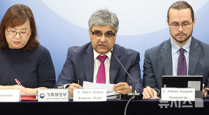 [서울=뉴시스] 추상철 기자 = 라훌 아난드 IMF 한국 미션단장이 24일 오전 서울 종로구 정부서울청사에서 2025년 IMF 연례협의 결과 브리핑을 하고 있다. 2025.09.24. scchoo@newsis.com