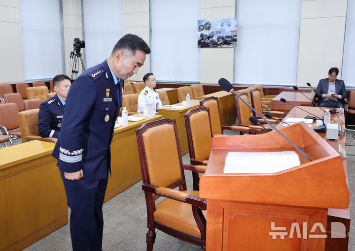 [서울=뉴시스] 김금보 기자 = 진영승 합동참모의장 후보자가 24일 오전 서울 여의도 국회에서 열린 국방위원회 전체회의 인사청문회에서 계엄에 대해 고개숙여 사과하고 있다. 2025.09.24. kgb@newsis.com