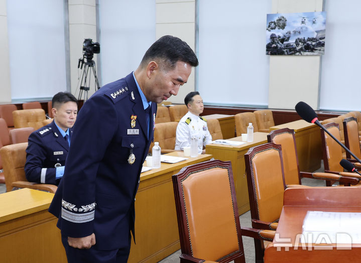 [서울=뉴시스] 김금보 기자 = 진영승 합동참모의장 후보자가 24일 오전 서울 여의도 국회에서 열린 국방위원회 전체회의 인사청문회에서 계엄에 대해 고개숙여 사과하고 있다. 2025.09.24. kgb@newsis.com