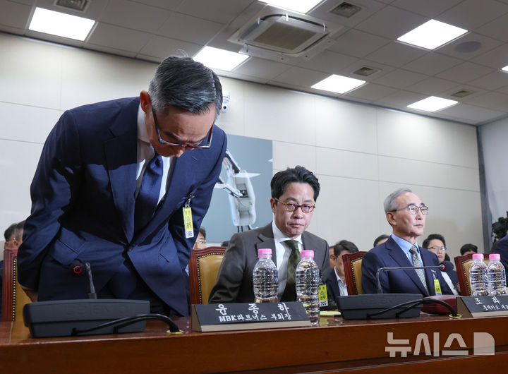 [서울=뉴시스] 김명년 기자 = 윤종하 MBK 파트너스 부회장이 24일 오전 서울 여의도 국회 과학기술정보방송통신위원회 전체회의에서 고개 숙여 인사하고 있다. 왼쪽부터 윤 부회장, 조좌진 롯데카드 대표이사, 김영섭 KT 대표이사. 2025.09.24. kmn@newsis.com