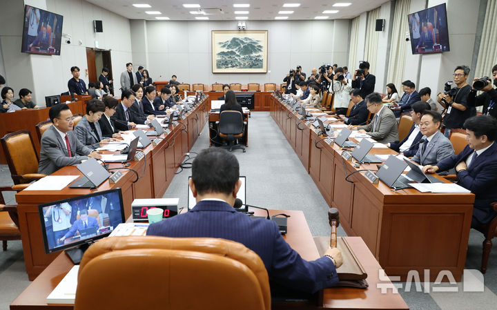 [서울=뉴시스] 조성봉 기자 = 김병기 국회 운영위원장이 24일 오전 서울 여의도 국회에서 열린 운영위원회 전체회의에서 의사봉을 두드리고 있다. 2025.09.24. suncho21@newsis.com