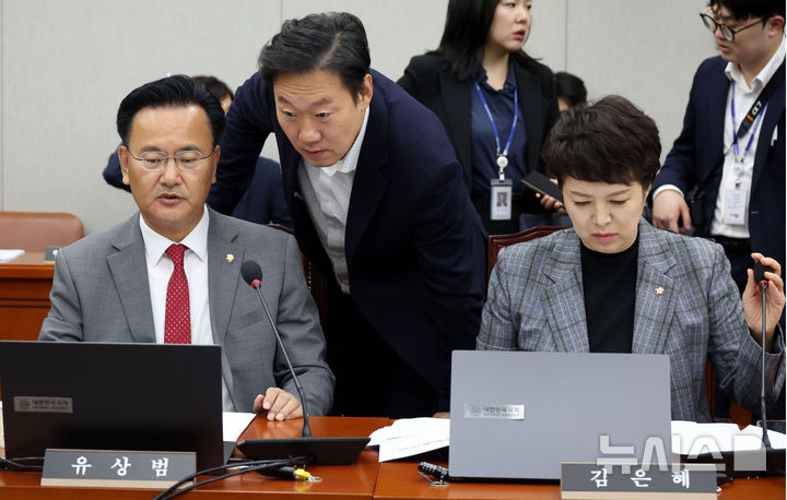 [서울=뉴시스] 조성봉 기자 = 유상범, 박수민, 김은혜 국민의힘 의원이 24일 오전 서울 여의도 국회에서 열린 운영위원회 전체회의에서 대화를 하고 있다. 2025.09.24. suncho21@newsis.com