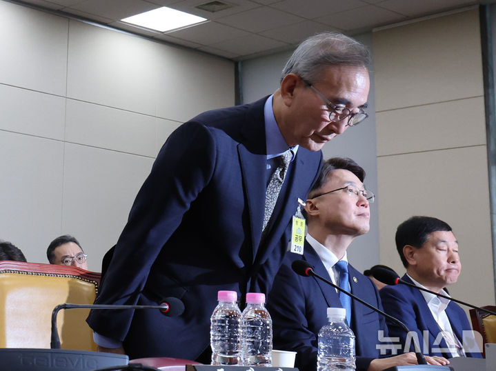 [서울=뉴시스] 김명년 기자 = 김영섭 KT 대표이사가 24일 오전 서울 여의도 국회 과학기술정보방송통신위원회에서 열린 대규모 해킹사고(통신·금융) 관련 청문회에서 고개 숙여 인사하고 있다. 2025.09.24. kmn@newsis.com
