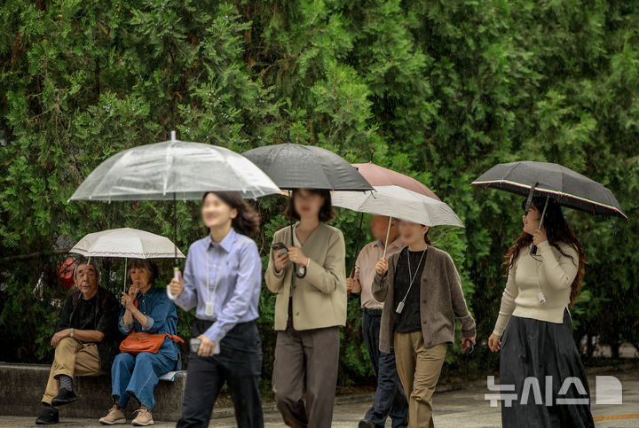 [서울=뉴시스] 정병혁 기자 = 24일 서울 중구 청계천 인근에서 우산을 쓴 시민들이 이동하고 있다. 2025.09.24. jhope@newsis.com