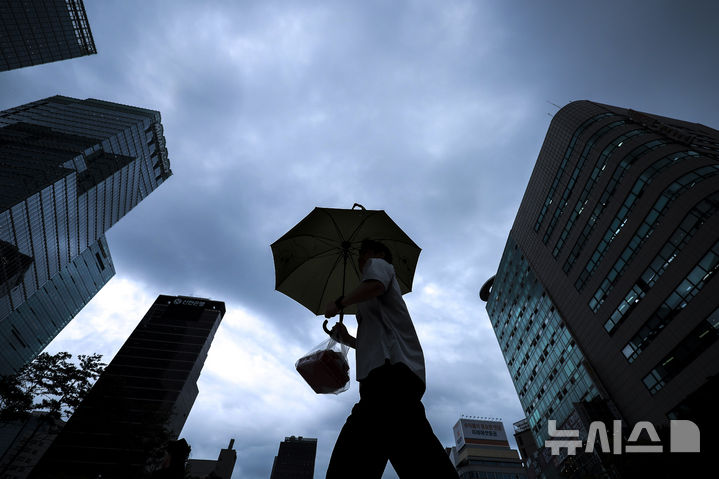 [서울=뉴시스] 정병혁 기자 = 24일 서울 중구 청계천 인근에서 우산을 쓴 시민들이 이동하고 있다. 2025.09.24. jhope@newsis.com
