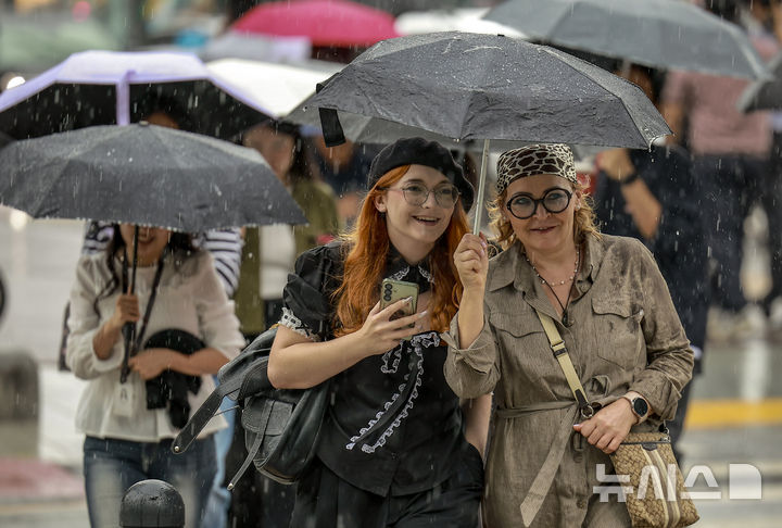 [서울=뉴시스] 정병혁 기자 = 24일 서울 중구 청계천 인근에서 우산을 쓴 시민들이 이동하고 있다. 2025.09.24. jhope@newsis.com