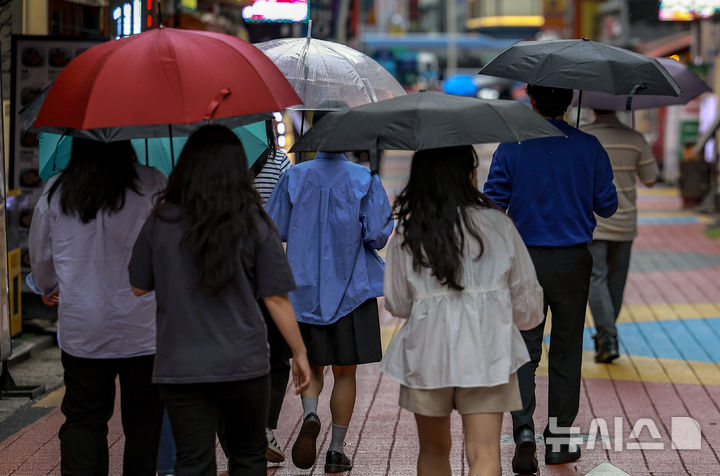 [서울=뉴시스] 정병혁 기자 = 24일 서울 종로구 젊음의 거리에서 우산을 쓴 시민들이 이동하고 있다. 2025.09.24. jhope@newsis.com