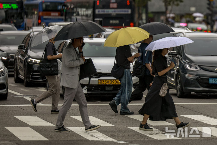 [서울=뉴시스] 정병혁 기자 = 24일 서울 중구 을지로2가 인근에서 우산을 쓴 시민들이 이동하고 있다. 2025.09.24. jhope@newsis.com