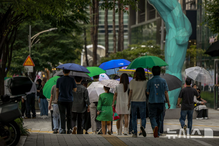 [서울=뉴시스] 정병혁 기자 = 24일 서울 중구 을지로2가 인근에서 우산을 쓴 시민들이 이동하고 있다. 2025.09.24. jhope@newsis.com