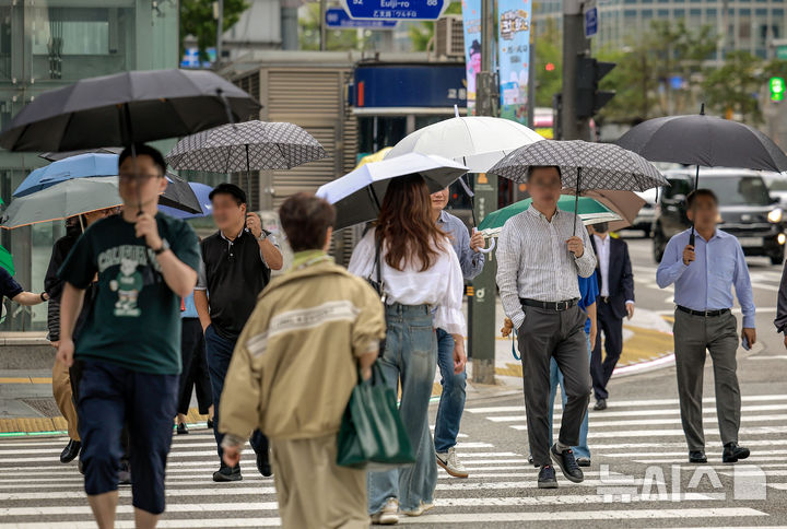 [서울=뉴시스] 정병혁 기자 = 24일 서울 중구 을지로2가 인근에서 우산을 쓴 시민들이 이동하고 있다. 2025.09.24. jhope@newsis.com
