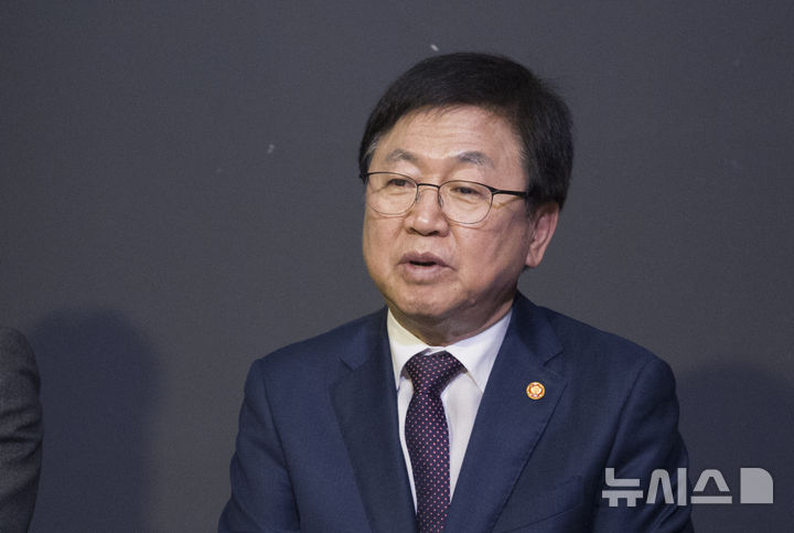 [서울=뉴시스] 김근수 기자 = 최교진 사회부총리 겸 교육부 장관이 지난 24일 서울 여의도의 한식당에서 열린 교육부-교원단체 오찬 간담회에서 모두발언을 하는 모습. 2025.09.24. ks@newsis.com