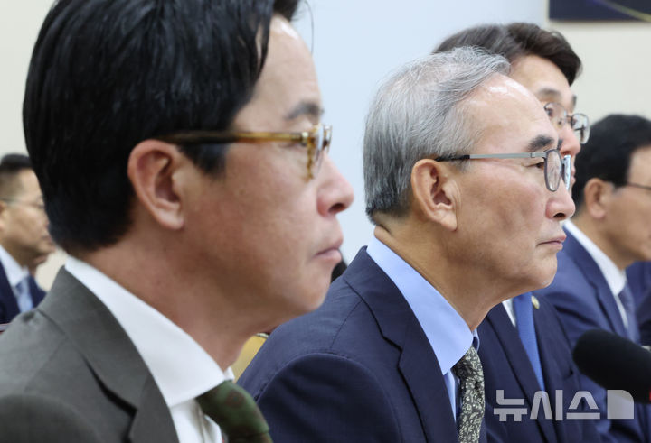 [서울=뉴시스] 김명년 기자 = 조좌진 롯데카드 대표이사와 김영섭 KT 대표이사가 24일 오전 서울 여의도 국회 과학기술정보방송통신위원회 전체회의에서 열린 대규모 해킹사고(통신·금융) 관련 청문회에 참석해 있다. 2025.09.24. kmn@newsis.com