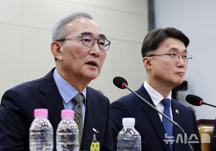 [서울=뉴시스] 김명년 기자 = 김영섭 KT 대표이사가 24일 오전 서울 여의도 국회 과학기술정보방송통신위원회 전체회의에서 열린 대규모 해킹사고(통신·금융) 관련 청문회에서 질의에 답하고 있다. 2025.09.24. kmn@newsis.com