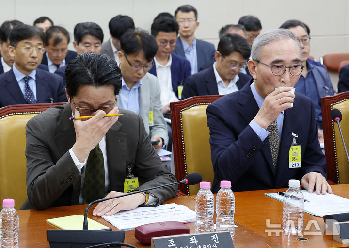 [서울=뉴시스] 김명년 기자 = 조좌진 롯데카드 대표이사와 김영섭 KT 대표이사가 24일 오전 서울 여의도 국회 과학기술정보방송통신위원회 전체회의에서 열린 대규모 해킹사고(통신·금융) 관련 청문회에 출석해 있다. 2025.09.24. kmn@newsis.com