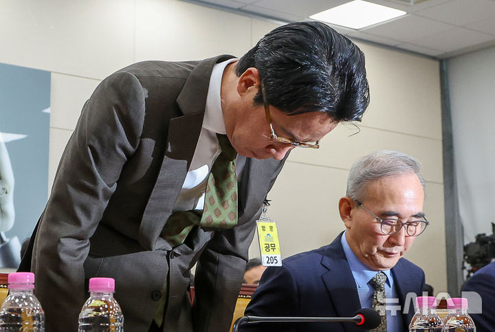 [서울=뉴시스] 김명년 기자 = 조좌진 롯데카드 대표이사가 24일 오전 서울 여의도 국회 과학기술정보방송통신위원회 전체회의에서 열린 대규모 해킹사고(통신·금융) 관련 청문회에서 고개 숙여 인사하고 있다. 2025.09.24. kmn@newsis.com