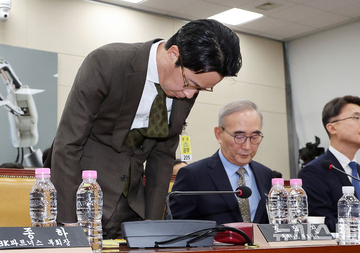 [서울=뉴시스] 김명년 기자 = 조좌진 롯데카드 대표이사가 지난 24일 오전 서울 여의도 국회 과학기술정보방송통신위원회 전체회의에서 열린 대규모 해킹사고(통신·금융) 관련 청문회에서 고개 숙여 인사하고 있다. 2025.09.28. kmn@newsis.com