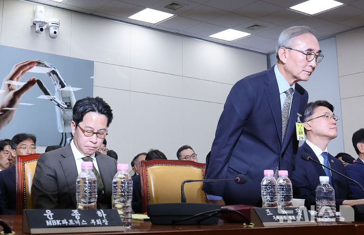 [서울=뉴시스] 김명년 기자 = 김영섭 KT 대표이사가 지난달 24일 오전 서울 여의도 국회 과학기술정보방송통신위원회 전체회의에서 열린 해킹 사고(통신·금융) 관련 청문회에서 고개 숙여 인사하고 있다. 2025.09.24. kmn@newsis.com