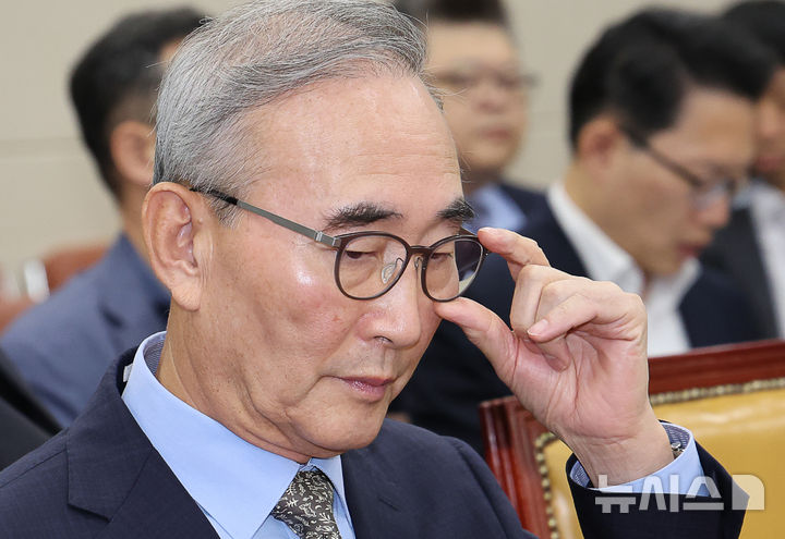 [서울=뉴시스] 김명년 기자 = 김영섭 KT 대표이사가 지난달 24일 오전 서울 여의도 국회 과학기술정보방송통신위원회 전체회의에서 열린 대규모 해킹사고(통신·금융) 관련 청문회에서 물을 마시고 있다. 2025.09.24. kmn@newsis.com