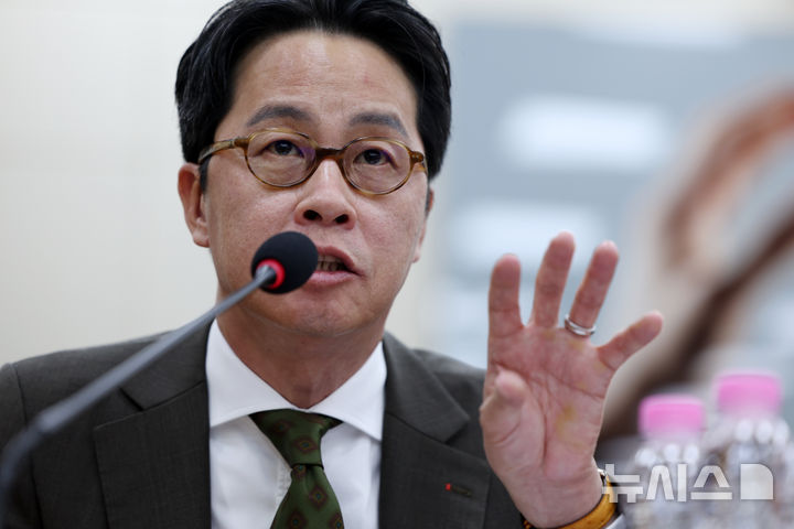 [서울=뉴시스] 김명년 기자 = 조좌진 롯데카드 대표이사가 24일 오전 서울 여의도 국회 과학기술정보방송통신위원회 전체회의에서 열린 대규모 해킹사고(통신·금융) 관련 청문회에서 질의에 답하고 있다. 2025.09.24. kmn@newsis.com