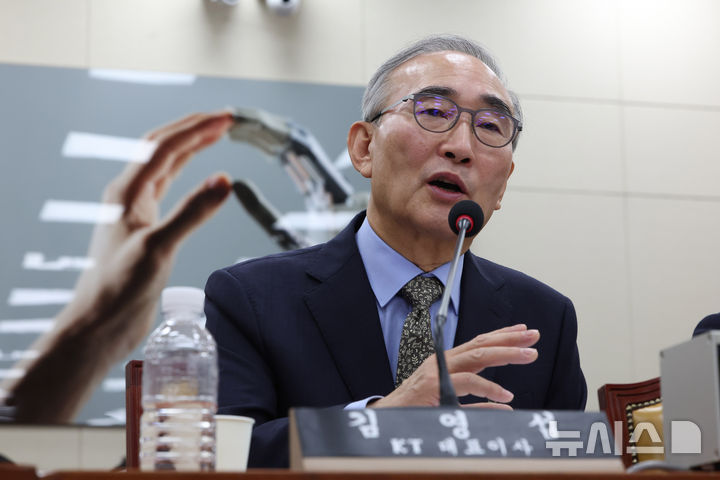 [서울=뉴시스] 김명년 기자 = 김영섭 KT 대표이사가 24일 오전 서울 여의도 국회 과학기술정보방송통신위원회 전체회의에서 열린 대규모 해킹사고(통신·금융) 관련 청문회에서 질의에 답하고 있다. 2025.09.24. kmn@newsis.com