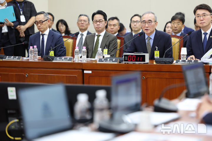[서울=뉴시스] 김명년 기자 = 김영섭 KT 대표이사가 24일 오전 서울 여의도 국회 과학기술정보방송통신위원회 전체회의에서 열린 대규모 해킹사고(통신·금융) 관련 청문회에서 질의에 답하고 있다. 2025.09.24. kmn@newsis.com