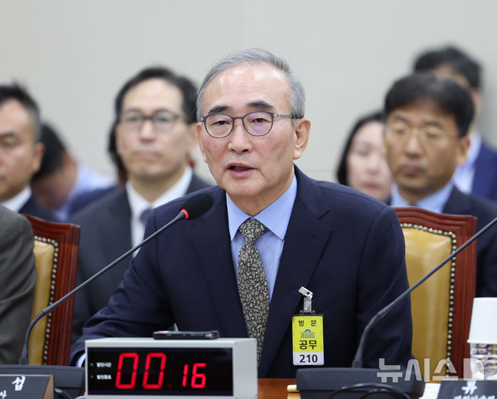 [서울=뉴시스] 김명년 기자 = 김영섭 KT 대표이사가 24일 오전 서울 여의도 국회 과학기술정보방송통신위원회 전체회의에서 열린 대규모 해킹사고(통신·금융) 관련 청문회에서 질의에 답하고 있다. 2025.09.24. kmn@newsis.com