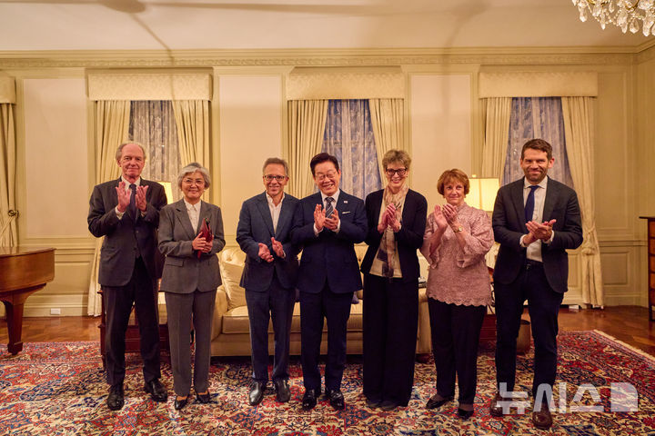 [뉴욕=뉴시스] 최동준 기자 = 이재명 대통령이 23일(현지 시간) 미국 뉴욕의 한 호텔에서 열린 외교안보오피니언리더 초청 만찬 행사에서 참석자들과 기념촬영을 하고 있다.&nbsp; 왼쪽부터 토마스 번 코리아 소사이어티 회장, 강경화 아시아 소사이어티 회장, 이안 브레머 유라시아그룹 회장, 이재명 대통령, 캐슬린 스티븐스 코리아 소사이어티 이사장, 수잔 엘리엇 미 외교정책위원회 회장, 다니엘 커츠-펠란 포린어페어스 편집장. (공동취재) 2025.09.24. photocdj@newsis.com