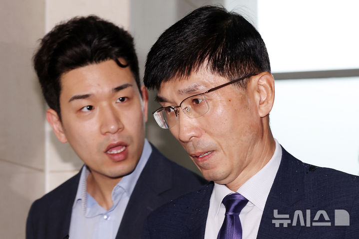 [서울=뉴시스] 조성우 기자 = 임기훈 전 국가안보실 국방비서관이 24일 오후 서울 서초구 순직 해병 특별검사팀 사무실에서 참고인 소환 조사를 받기 위해 출석하고 있다. 2025.09.24. xconfind@newsis.com